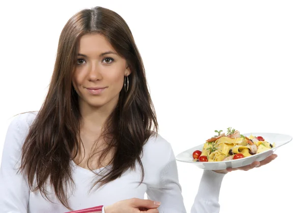 Kelnerka, kucharz przytrzymanie płyta z cytryny włoski pappardelle, tag — Zdjęcie stockowe