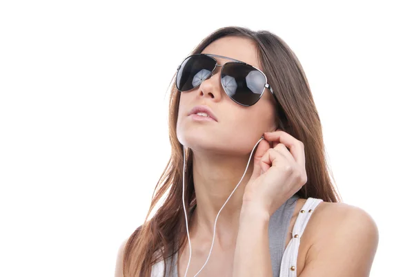 Morena joven mujer escuchando músico auriculares — Foto de Stock