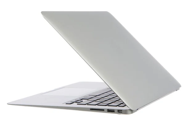 Новый высокоскоростной тонкий серебряный алюминиевый ноутбук — стоковое фото