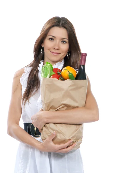 Mujer sosteniendo papel bolsa de compras llena de comestibles — Foto de Stock