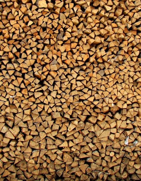 Trä loggar staplade i serien — Stockfoto