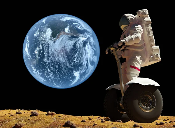 惑星の背景に宇宙飛行士. — ストック写真