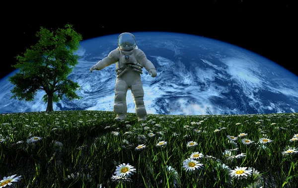 Космонавт на траве против неба — стоковое фото