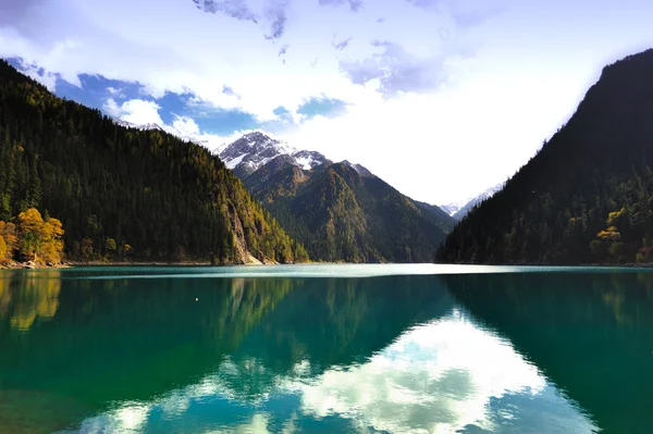 Landscape of forest and lake in China Jiuzhaigou — Stock Photo, Image