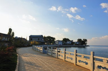 camino de consejos por lago