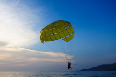 gün batımında parasailing adam