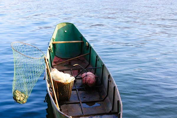 Fishing boat on lake — Stock Photo, Image