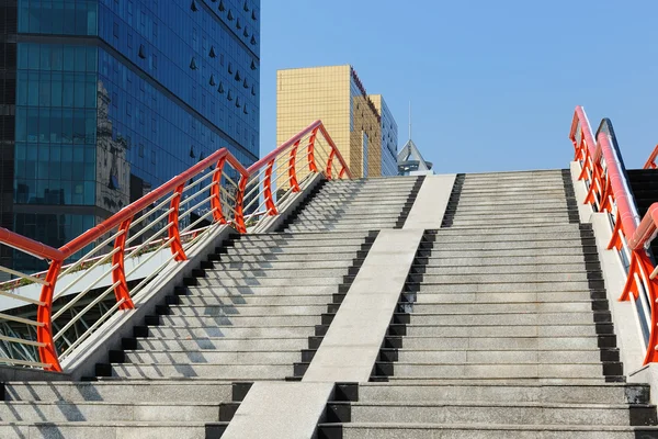Treppe zur Fußgängerbrücke — Stockfoto
