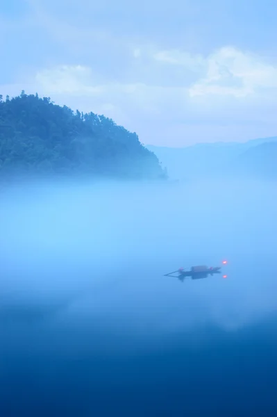 Połów Łódka nad rzeką mglisty, Zdjęcie zrobione w prowincji hunan, Chiny — Zdjęcie stockowe