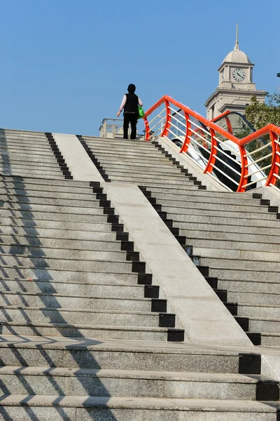Treppe zur Fußgängerbrücke — Stockfoto