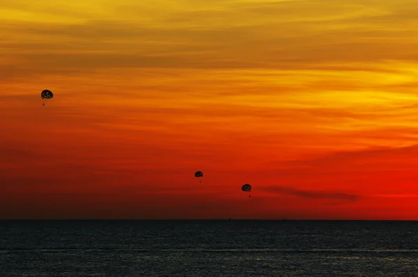 Під час заходу сонця краєвид океану — стокове фото