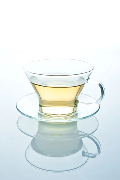 Изолированная стеклянная чашка чая или другая жидкость с отражением — стоковое фото