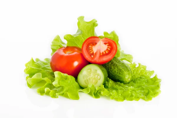 Tomaten en komkommer op een salade — Stockfoto