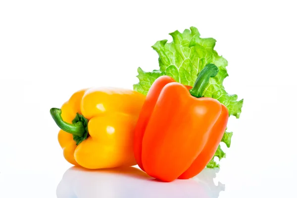 Yellow and orange paprika decorated with salad — Stockfoto