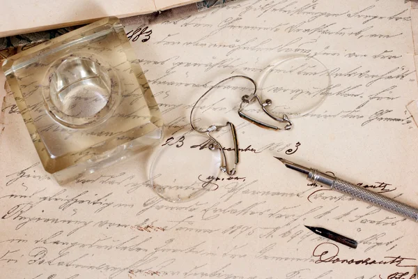 古書、手書きの論文とレトロなメガネとビンテージ背景 — ストック写真