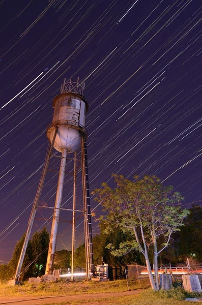 Vattentornet och stjärna spår — Stockfoto