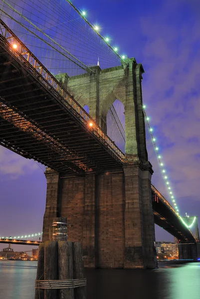 Brooklyn bridge i skymningen — Stockfoto