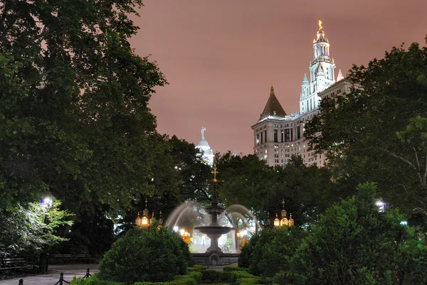 New York City Hall Park di notte — Foto Stock