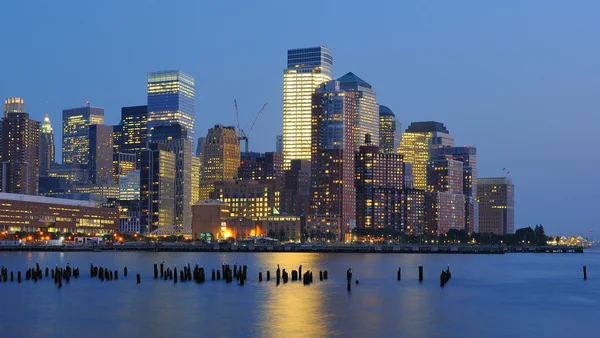 New York Şehri alacakaranlıkta ufuk çizgisi — Stok fotoğraf