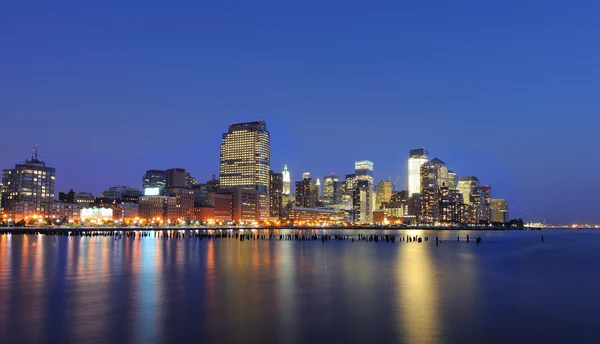 New York City Skyline in der Abenddämmerung — Stockfoto