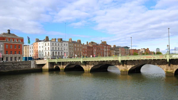 Ponte de Grattan sobre o rio Liffey em Dublin — Fotografia de Stock