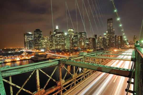 Autos auf der Brooklyn Bridge — Stockfoto