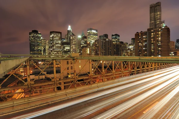 Brooklyn Köprüsü'nde otomobil — Stok fotoğraf