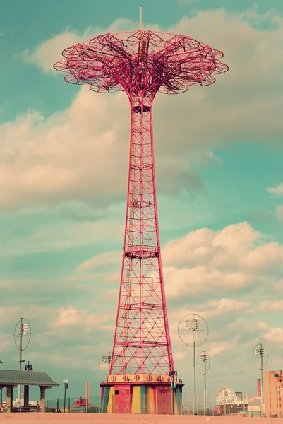 Fallschirmsprung auf Coney Island — Stockfoto