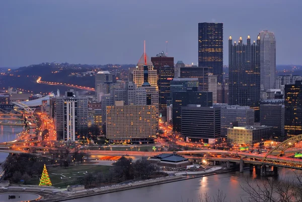 Центр міста Skyline Пітсбург, Пенсільванія — стокове фото