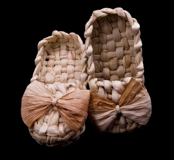 Sandálias feitas de casca com um arco — Fotografia de Stock