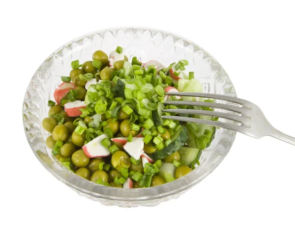 Овощной салат в тарелке с вилкой — стоковое фото