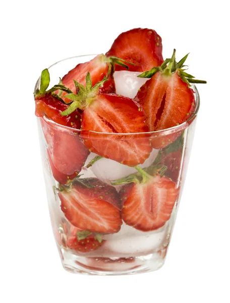 氷をグラスに半分によるイチゴ — ストック写真