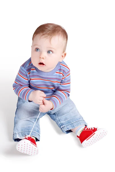 Bambino piccolo che gioca con i lacci delle scarpe — Foto Stock