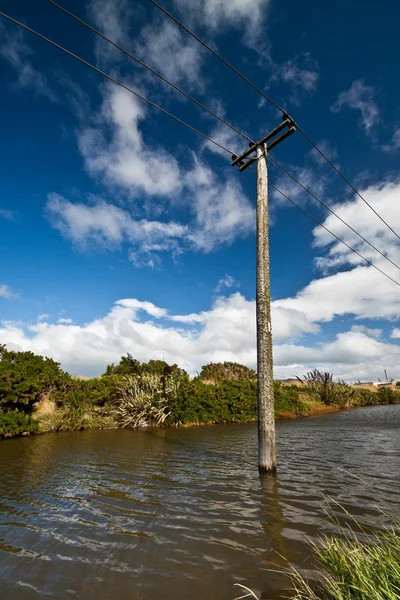 Su dolu elektrik pilon — Stok fotoğraf