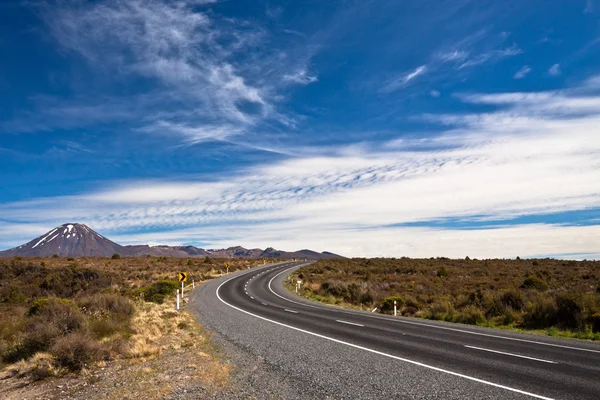 Highway road around Mt Ngauruhoe — Stock Photo, Image