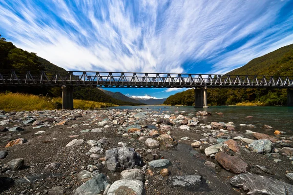 Ponte alpina longa — Fotografia de Stock