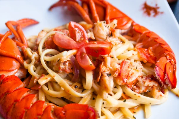 Паста-спагетти и лобстер — стоковое фото