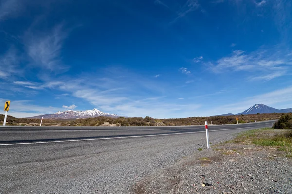 Highway road around mountains, New Zealand — Zdjęcie stockowe