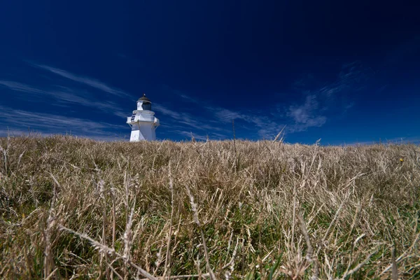 Waipapa Leuchtturm mit dunkelblauem Himmel, Neuseeland — Stockfoto