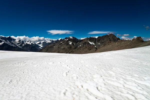 Beyaz kar ve mavi gökyüzü — Stok fotoğraf