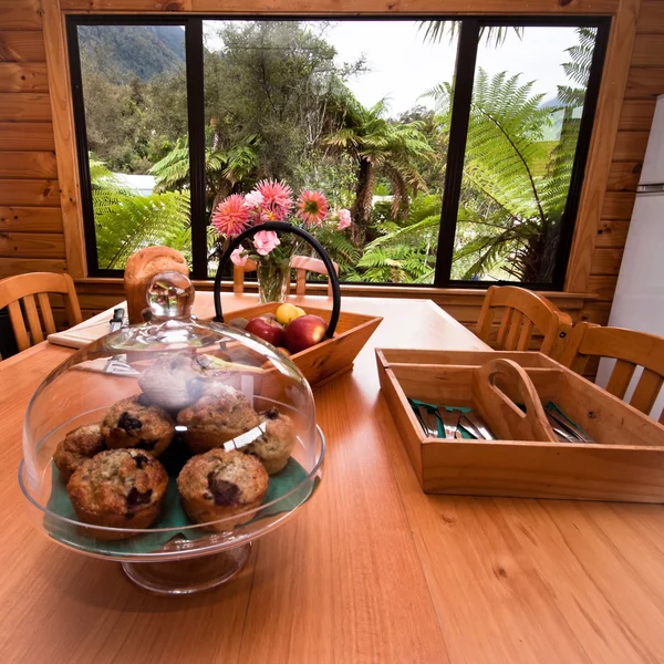 Tavolo da cucina con muffin — Foto Stock