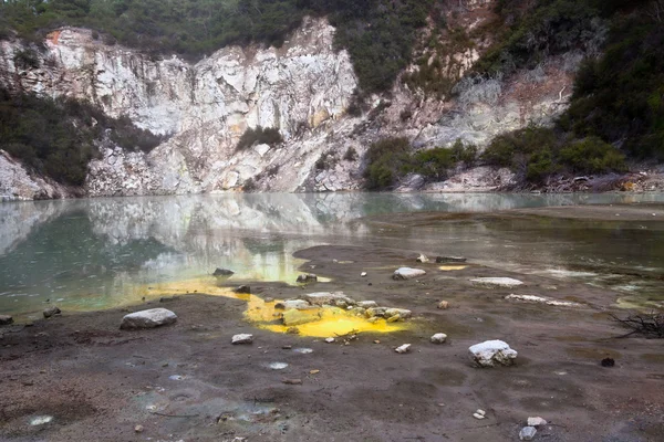 Геотермальное озеро — стоковое фото