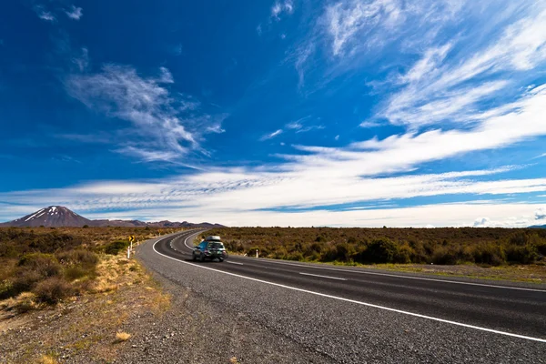 Car Heading Mount Ngauruhoe in New Zealand — Stock Photo, Image