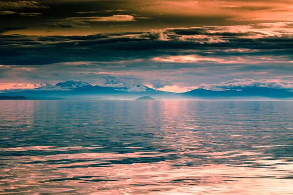 Piękny zachód słońca i góry jezioro — Zdjęcie stockowe