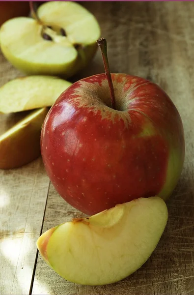 Pommes sur table en bois — Photo