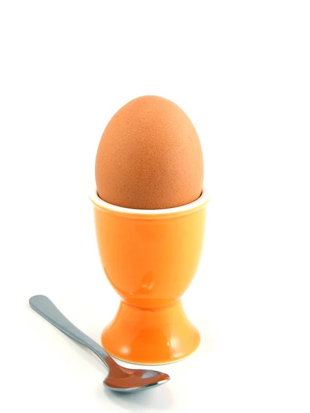 Un huevo hervido en taza con cuchara — Foto de Stock