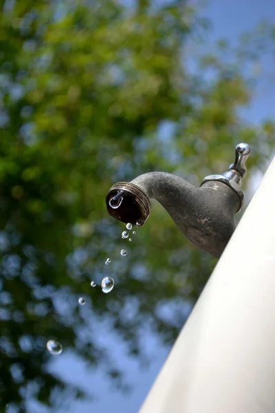 Dripping tuin kraan kraan close-up — Stockfoto