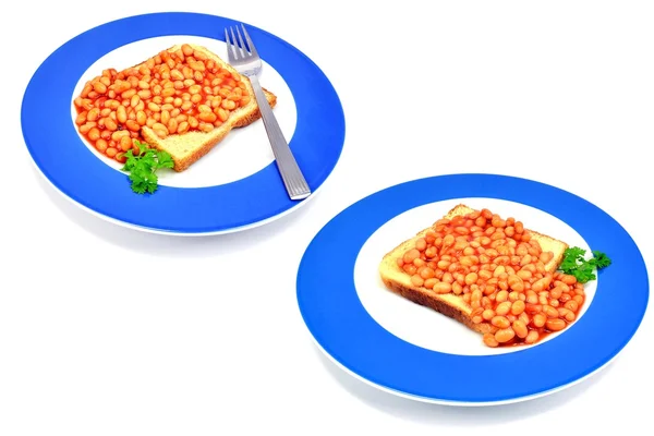Bonen op toast geïsoleerd op witte achtergrond — Stockfoto