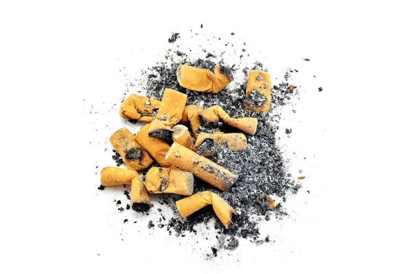 Una pila de colillas de cigarrillos y cenizas — Foto de Stock