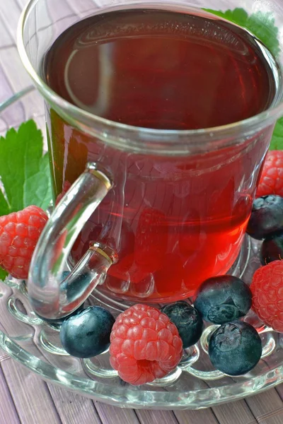 Un bicchiere di tè alla frutta appena fatto — Foto Stock
